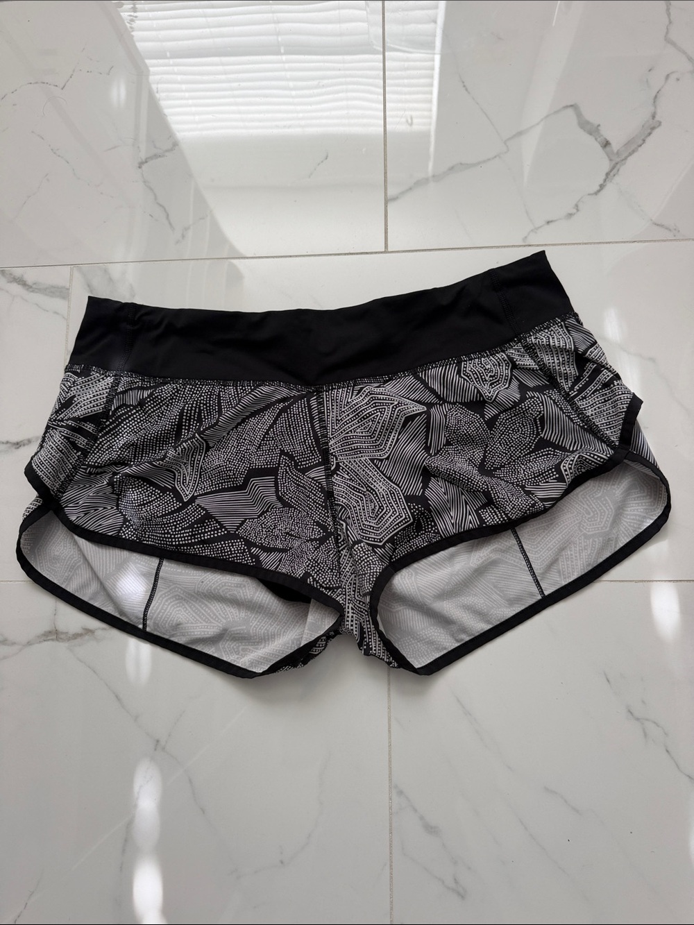 Lululemon Speed Short Run Dottie Tribe White Black 10